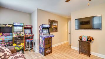 House (6 Bedrooms) | Interior