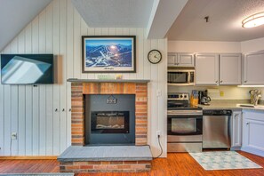 Apartment (1 Bedroom) | Interior - Steps to Ski Lifts! Mountain Green Resort Retreat (Killington)