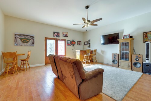 Outdoor Oasis w/ Fire Pit: Pet-friendly Fresno Gem