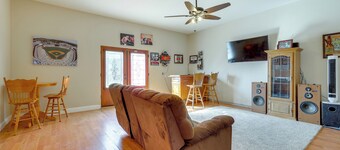 Outdoor Oasis w/ Fire Pit: Pet-friendly Fresno Gem