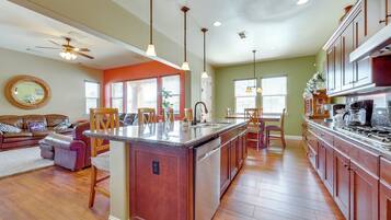 House (4 Bedrooms) | Interior