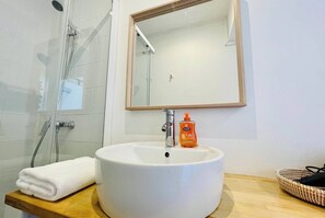 Dusche, Haartrockner, Handtücher