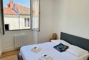 Fer et planche à repasser, lit parapluie, Wi-Fi gratuit, draps fournis