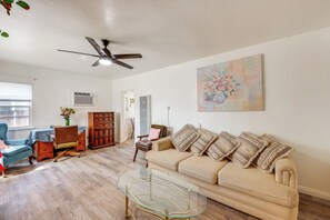 House (2 Bedrooms) | Interior - High Walkability! Extended Stay in Riverside (Riverside)