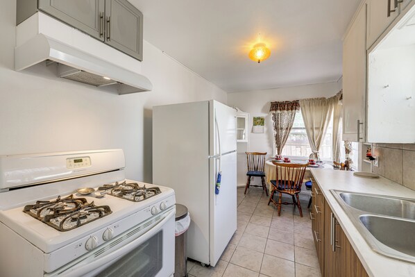 House (2 Bedrooms) | Interior - High Walkability! Extended Stay in Riverside (Riverside)