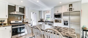 8 Mi to Jiminy Peak Resort: Mtn-view Home w/ Deck