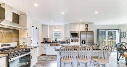 8 Mi to Jiminy Peak Resort: Mtn-view Home w/ Deck