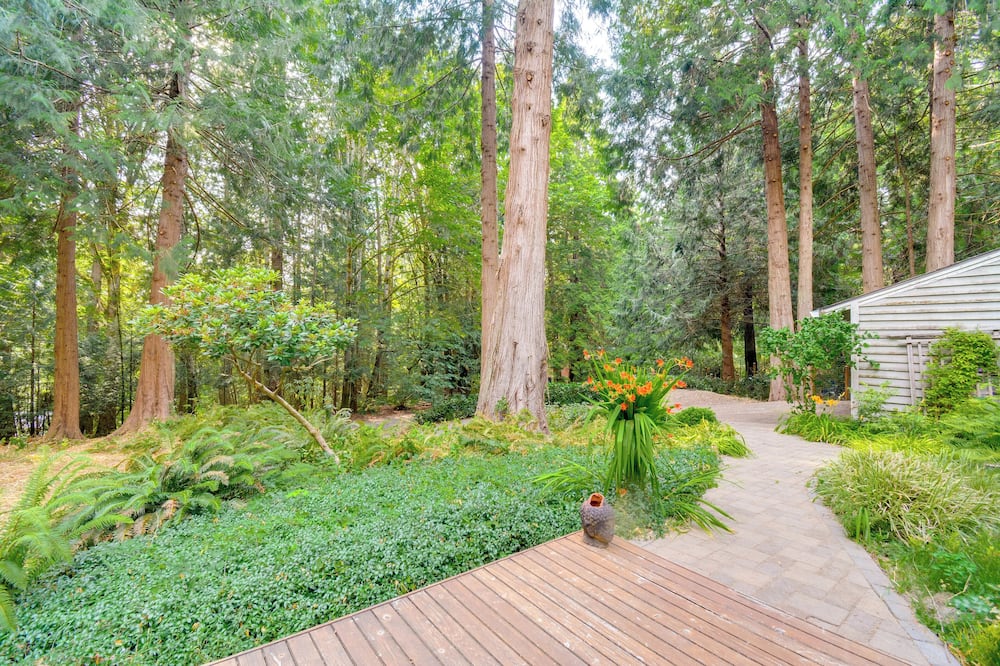 Walk to Beach + Village: Bainbridge Island Gem! - Brownsville, WA