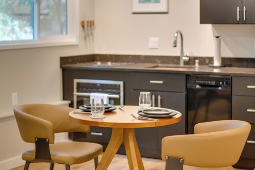 Walk to Beach + Village: Bainbridge Island Gem!