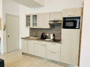 Réfrigérateur, micro-ondes, lave-vaisselle, cafetière/bouilloire