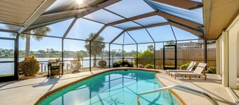 Private Pool! Lakefront Paradise in Port Charlotte