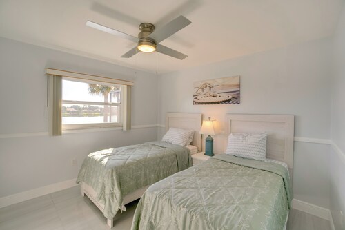 Heated Pool! Lake House Paradise in Port Charlotte