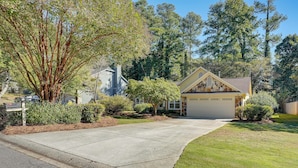 A residential house with a garage, a driveway, and a well-maintained lawn. - 2 Mi to Ksu: Family Home w/ Games, Near Parks (Kennesaw)