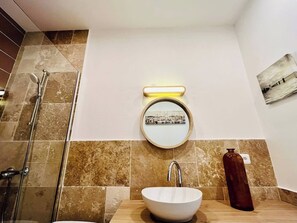 Douche, serviettes fournies
