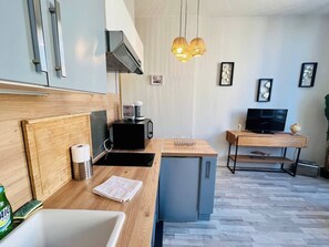 Jääkaappi, mikroaaltouuni, uuni, astianpesukone