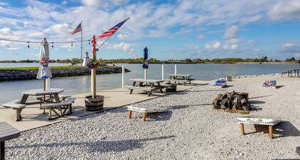 Walk to Lagoon Saloon! Chic Home on Nugent's Canal