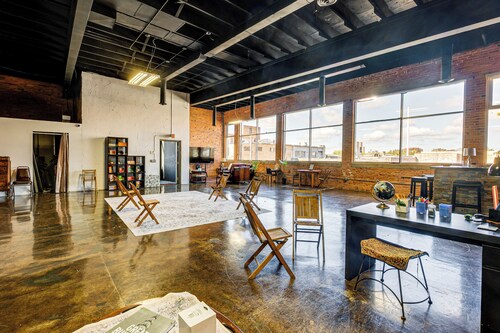 Walk to Huntington Center: 5,000-sq-ft Dtwn Apt