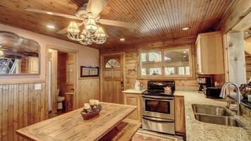 House (5 Bedrooms) | Interior