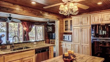 House (5 Bedrooms) | Interior