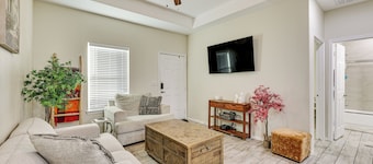 2 Mi to DHR Health: Commuter-friendly Pharr Apt