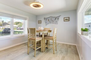 Interior - Boat Dock & Yard: Waterfront Okeechobee Retreat (Okeechobee)