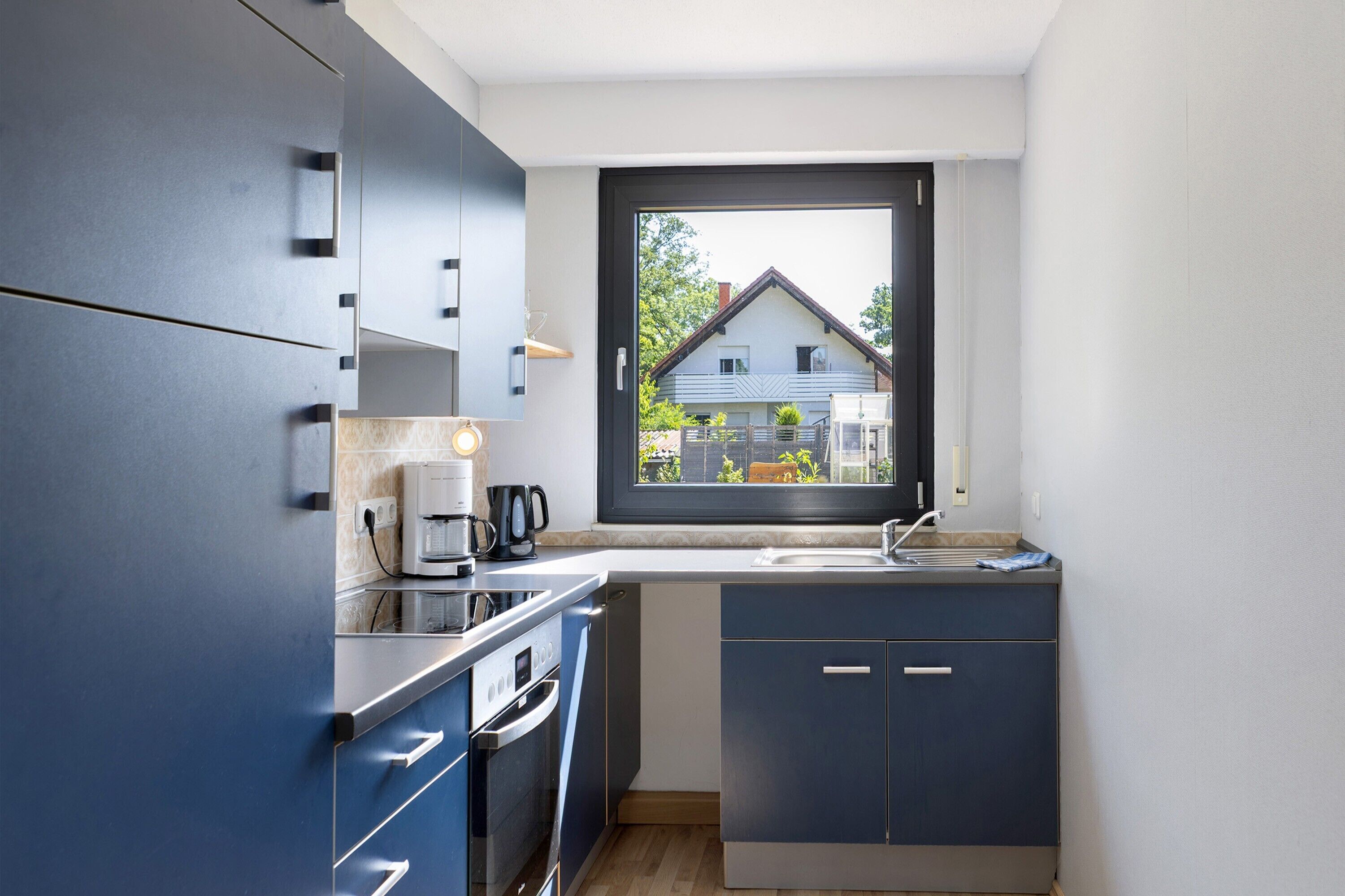 Kühlschrank, Ofen, Herdplatte, Wasserkocher mit Kaffee-/Teezubehör
