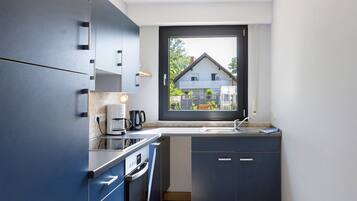 Kühlschrank, Ofen, Herdplatte, Wasserkocher mit Kaffee-/Teezubehör