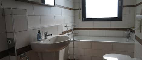 Een douche, een haardroger, handdoeken