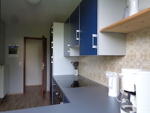 Kühlschrank, Ofen, Herdplatte, Wasserkocher mit Kaffee-/Teezubehör
