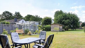 Outdoor dining - Apartment 'Vollmarshausen' with Shared Garden and Wi-Fi (Lohfelden)