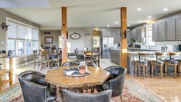 Casa (Multiple Bedrooms) | Parte interna