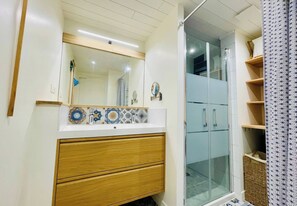 Shower, hair dryer, towels, shampoo - L'Escapade Rochelaise, la Genette, LR109 (La Rochelle)