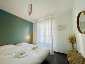 1 quarto, ferros/tábuas de passar roupa, berço de viagem