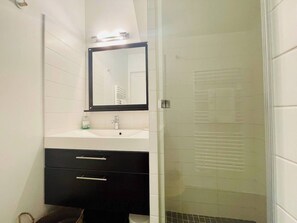 Dusche, Haartrockner, Handtücher