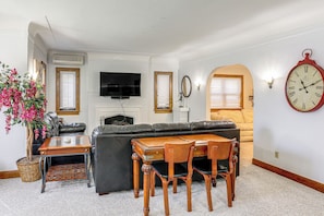 Apartment (2 Bedrooms) | Interior - Striking Tudor Revival in Five Points District! (Toledo)