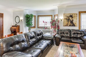 Interior - Striking Tudor Revival in Five Points District! (Toledo)