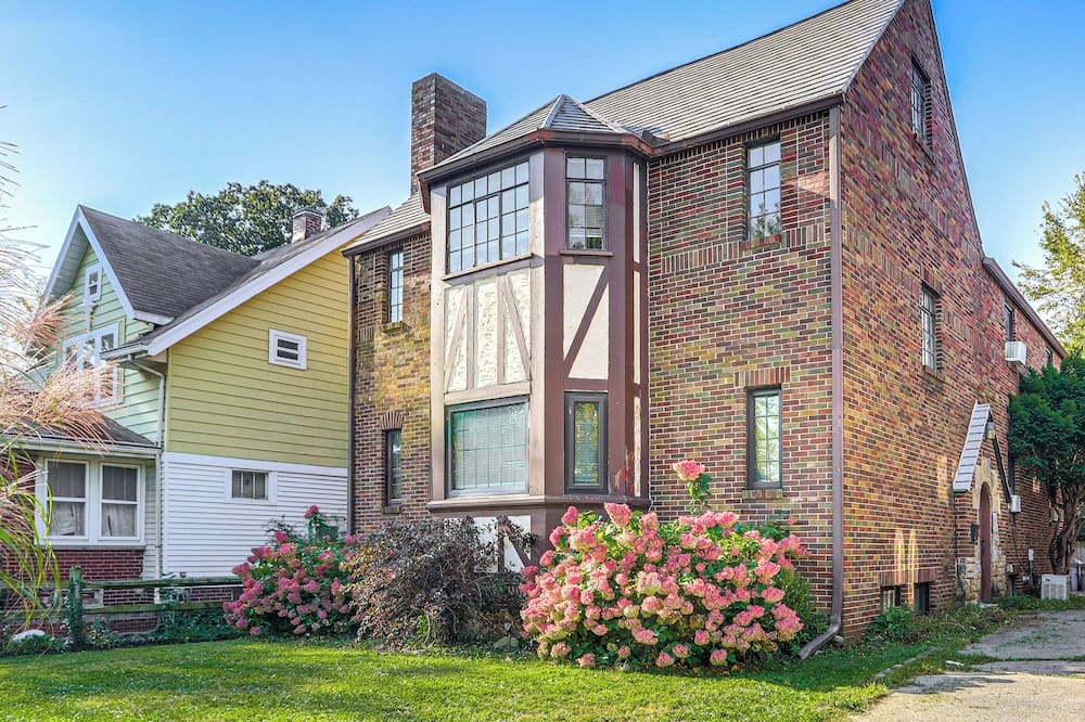 Striking Tudor Revival in Five Points District! - Grand View, MI