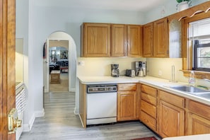 Interior - Striking Tudor Revival in Five Points District! (Toledo)