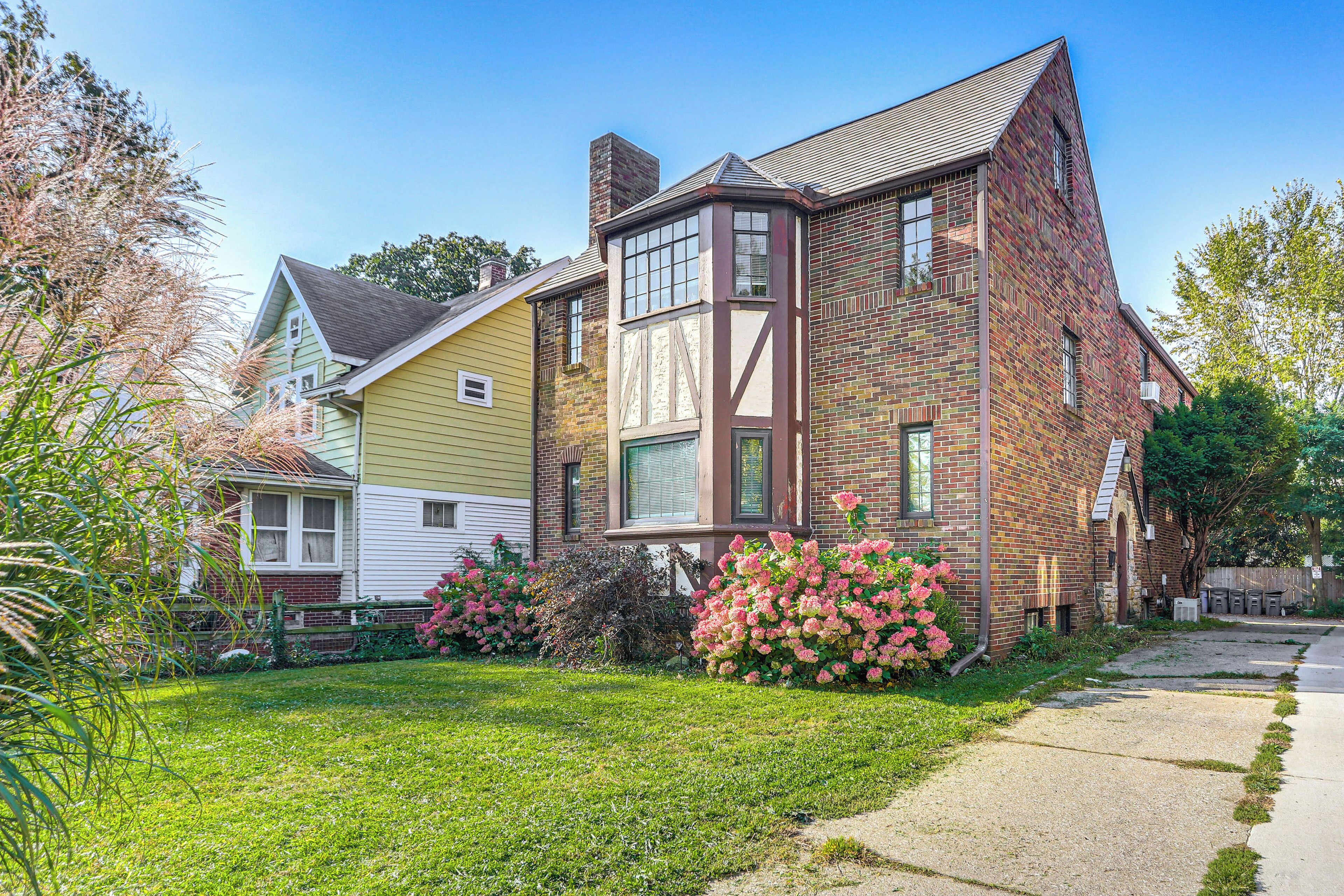 Apartment (2 Bedrooms) | Front of property