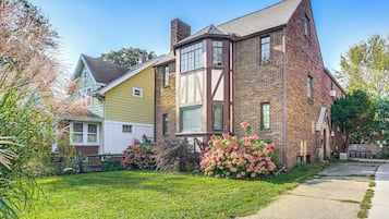 Apartment (2 Bedrooms) | Front of property