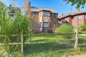 Interior - Striking Tudor Revival in Five Points District! (Toledo)