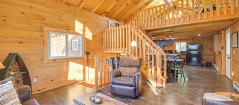 Northwoods Nature Escape! Lakefront Hayward Cabin