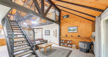 1 Mi to Dtwn Libby: Peaceful Home w/ Creek Access!