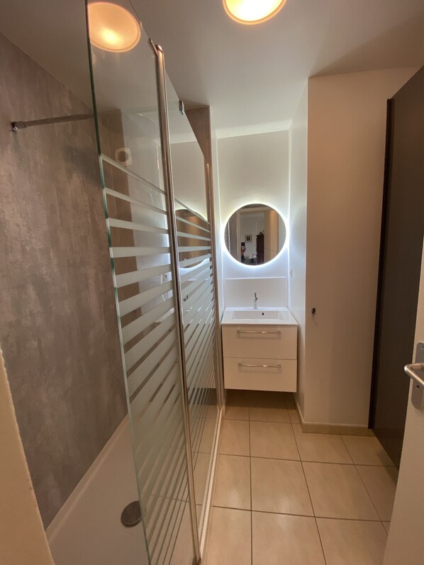 Shower, hair dryer, towels