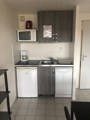 Réfrigérateur, micro-ondes, lave-vaisselle, cafetière/bouilloire