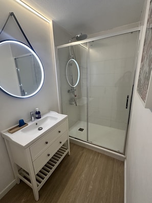 Dusche, Haartrockner, Handtücher