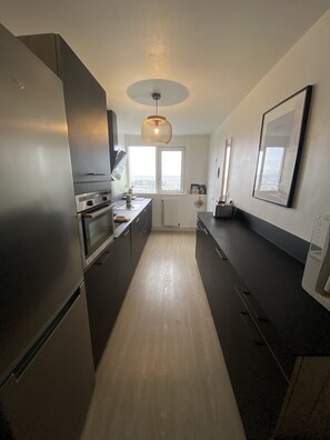 Jääkaappi, mikroaaltouuni, uuni, astianpesukone