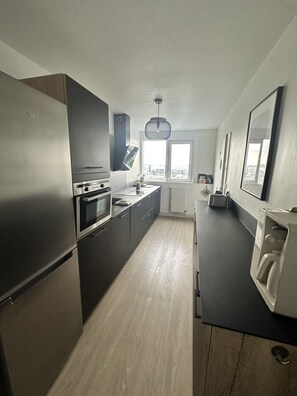 Jääkaappi, mikroaaltouuni, uuni, astianpesukone