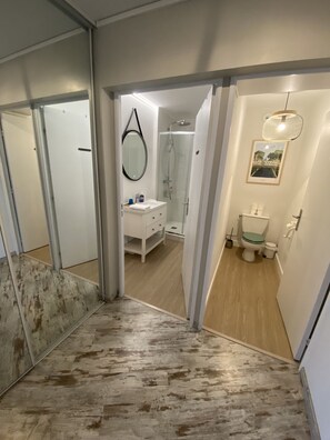 Douche, séchoir à cheveux, serviettes fournies