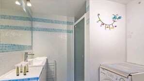 Suihku, hiustenkuivaaja, pyyhkeet